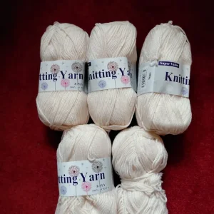 4 full 100g ball and 1 x 65g off white/pinky wool