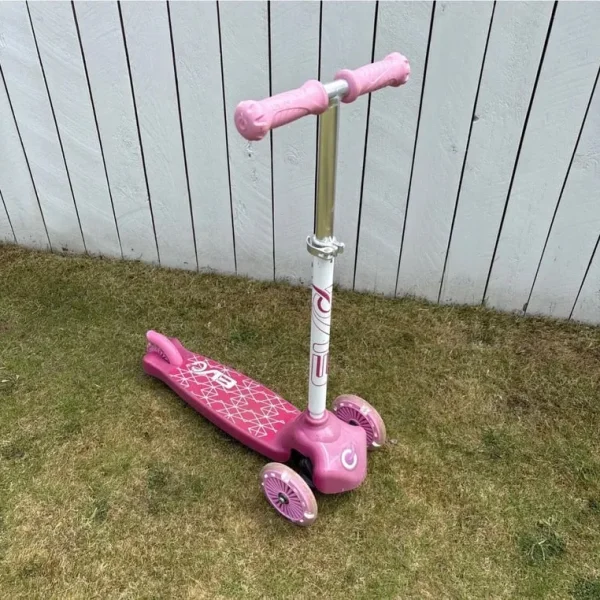 Evo Light Up Move & Groove Scooter Trike - Pink kids