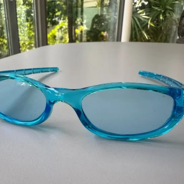 Vintage Oakley Sunglasses – Light Blue Wrap-Around