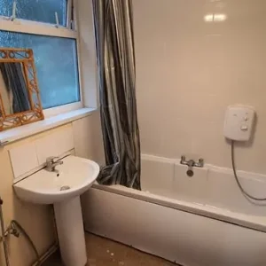 Single room available in Knowle Road - Image 4