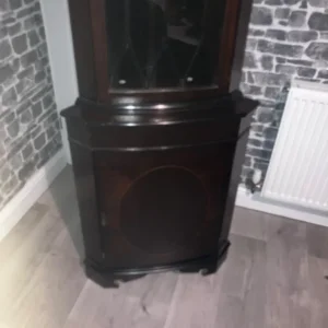 Living room unit with glass shelves and lockable doors - Image 2