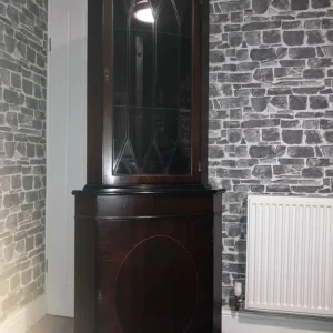Living room unit with glass shelves and lockable doors - Image 6