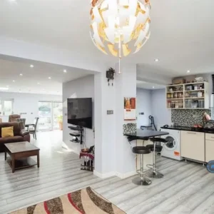 4 bedroom detached house with garden and fireplace - Image 2