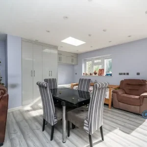 4 bedroom detached house with garden and fireplace - Image 3