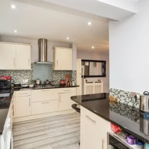 4 bedroom detached house with garden and fireplace - Image 4