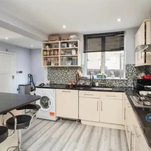 4 bedroom detached house with garden and fireplace - Image 5