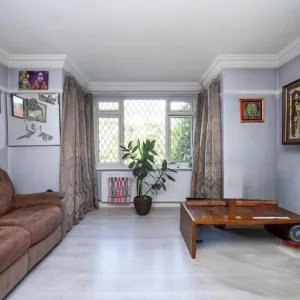 4 bedroom detached house with garden and fireplace - Image 7