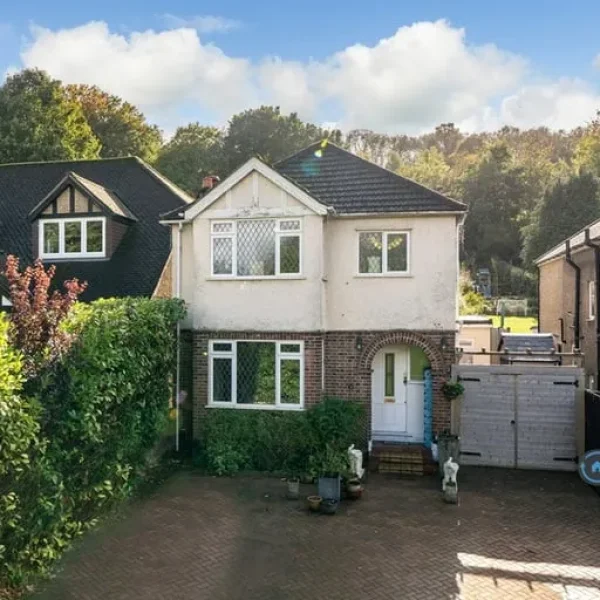 4 bedroom detached house with garden and fireplace
