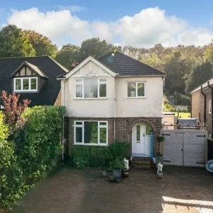 4 bedroom detached house with garden and fireplace
