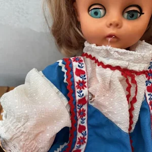 Vintage 1970s play doll in a pretty blue dress - Image 3