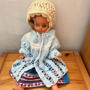 Vintage 1970s play doll in a pretty blue dress - Image 4