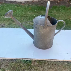 Vintage galvanised watering can 2 1/2 gallon - Image 4