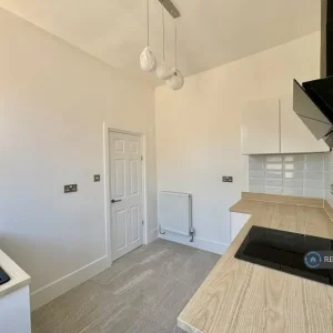 4 bedroom terraced house in Robarts Road - Image 2