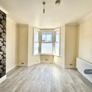 4 bedroom terraced house in Robarts Road - Image 3