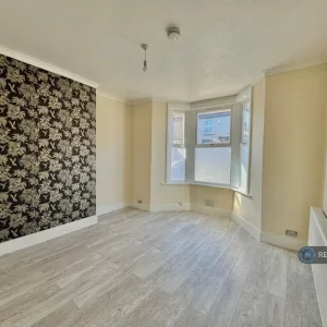 4 bedroom terraced house in Robarts Road - Image 4