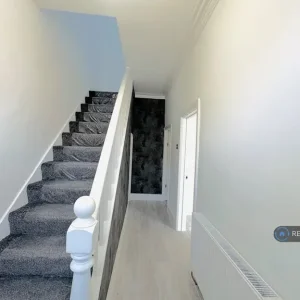 4 bedroom terraced house in Robarts Road - Image 5