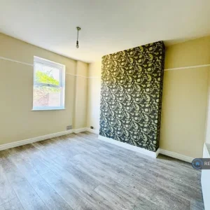 4 bedroom terraced house in Robarts Road - Image 6