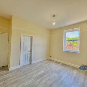 4 bedroom terraced house in Robarts Road - Image 7