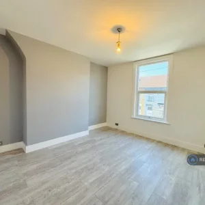 4 bedroom terraced house in Robarts Road - Image 8