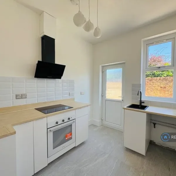 4 bedroom terraced house in Robarts Road
