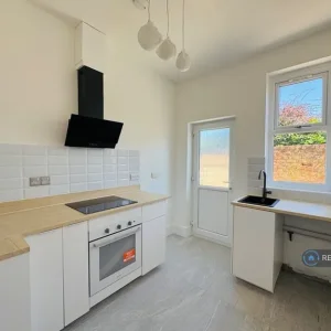 4 bedroom terraced house in Robarts Road