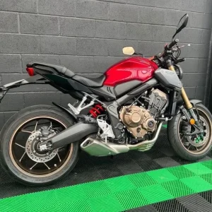 2023 Honda CB650R Red, 1800 miles, one owner - Image 4