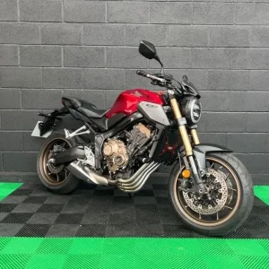 2023 Honda CB650R Red, 1800 miles, one owner - Image 6