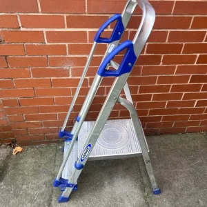 Werner High Handrail Stepladder 2 Tread - Image 4