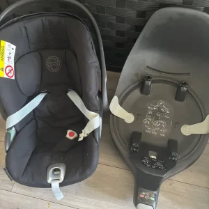 Cybex baby car seat with isofix base