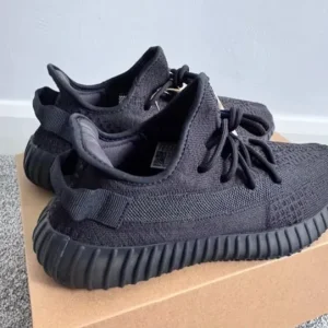 Yeezy Boost 350 V2 Onyx Men’s Trainers UK 8.5 BNWT - Image 3