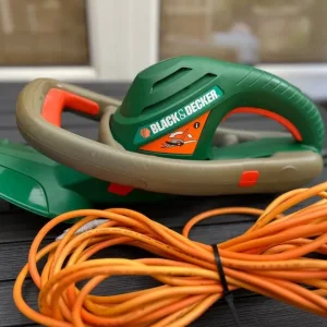 Black & Decker Electric Hedge Trimmer - Image 3