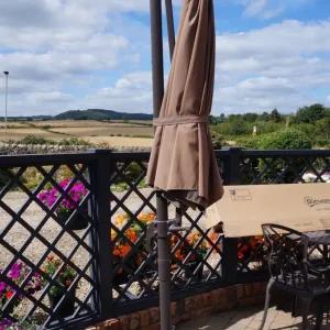 Outsunny Cantilever Parasol 3Meter with cogged base, weights, and cover - Image 3