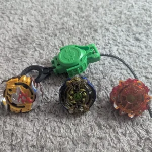 3 Beyblades