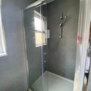 MODERN DOUBLE ROOM ON UNIVERSITY ST BOTANIC - Image 7