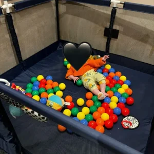 Navy ball pit play pen with balls - Image 2