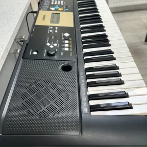 Yamaha electric keyboard - Image 2