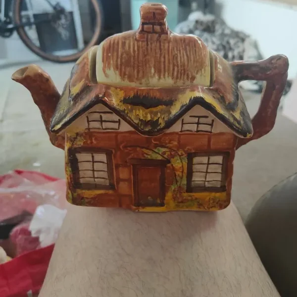 Ye Olde Cottage Teapot