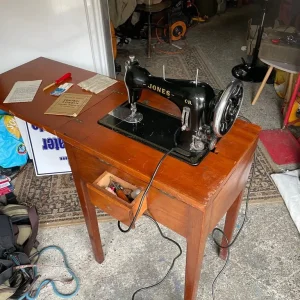 Vintage sewing machine - Image 4