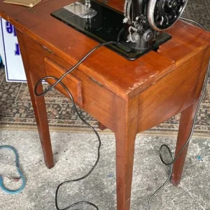 Vintage sewing machine - Image 5