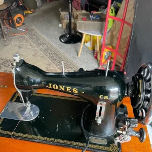 Vintage sewing machine - Image 7