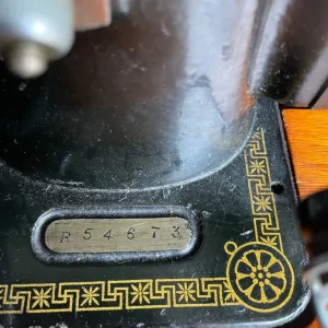 Vintage sewing machine - Image 8