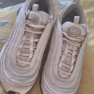 Ladies Nike trainers size 4 - Image 2