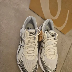 Asics 2160 size 10 swap for Makita DAB+ radio - Image 3