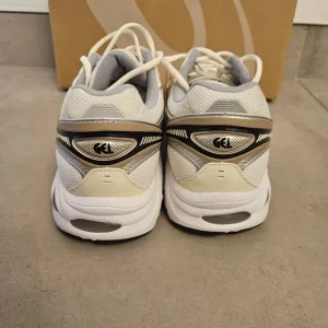 Asics 2160 size 10 swap for Makita DAB+ radio - Image 5