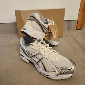 Asics 2160 size 10 swap for Makita DAB+ radio