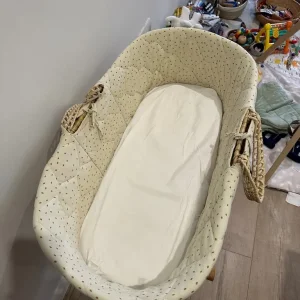 The Little Green Sheep Organic Knitted Moses Basket & Mattress - Image 2