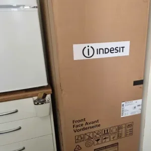 Indesit IB55 532W Fridge Freezer - Image 3