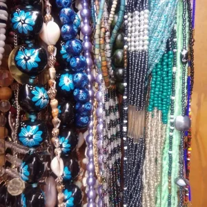 1000+ necklaces mix of wooden, glass, acrylic, shell and vintage styles - Image 3