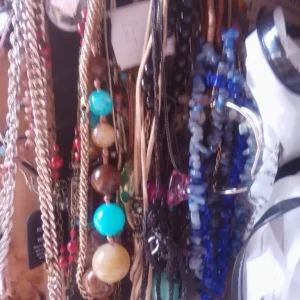 1000+ necklaces mix of wooden, glass, acrylic, shell and vintage styles - Image 5