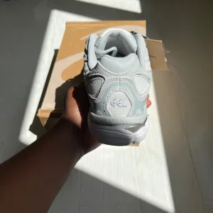 ASICS Gel grey and white trainers | Size 8.5 - Image 3